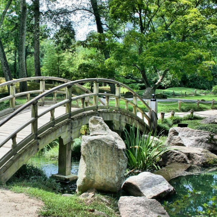 Garten Brücke Wasserlauf - Gollner GmbH - Dachdeckerei, Spenglerei, Garten- und Landschaftsgestalter