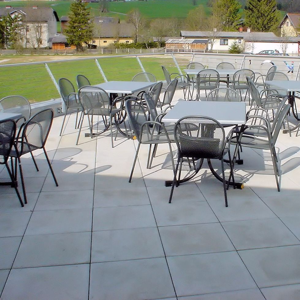 Terrasse mit Betonplatten - Gollner GmbH - Dachdeckerei, Spenglerei, Garten- und Landschaftsgestalter