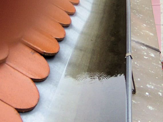 Mit Wasser gefüllte Dachrinne - Gollner GmbH - Dachdeckerei, Spenglerei, Garten- und Landschaftsgestalter