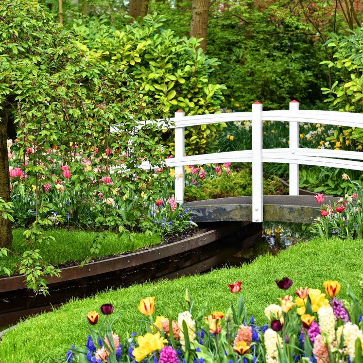 Gartenanlage mit Bachlauf und Brücke - Gollner GmbH - Dachdeckerei, Spenglerei, Garten- und Landschaftsgestalter