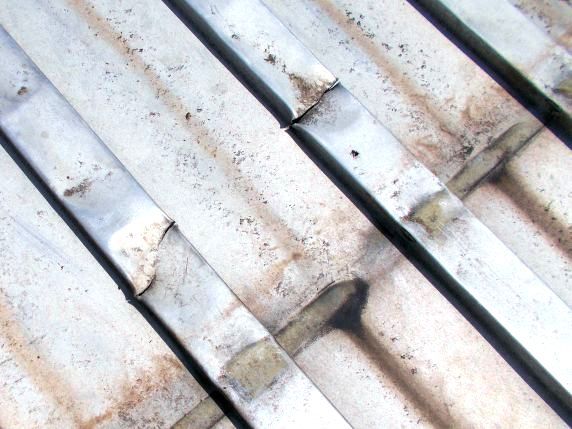 Riss im Blech - Gollner GmbH - Dachdeckerei, Spenglerei, Garten- und Landschaftsgestalter