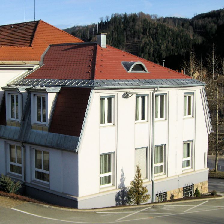 Ziegeldach mit Spenglerarbeiten - Gollner GmbH - Dachdeckerei, Spenglerei, Garten- und Landschaftsgestalter