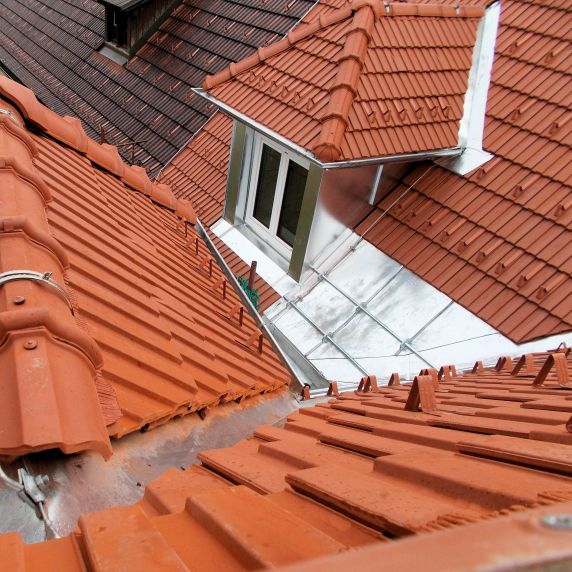 Ziegeldach mit Spenglerarbeiten - Gollner GmbH - Dachdeckerei, Spenglerei, Garten- und Landschaftsgestalter