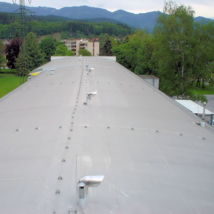 Flachdach Tonnendach frei bewittert mit Folie - Gollner GmbH - Dachdeckerei, Spenglerei, Garten- und Landschaftsgestalter