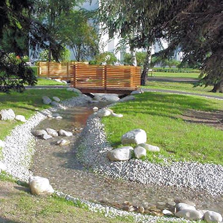 künstlicher Bachlauf - Gollner GmbH - Dachdeckerei, Spenglerei, Garten- und Landschaftsgestalter